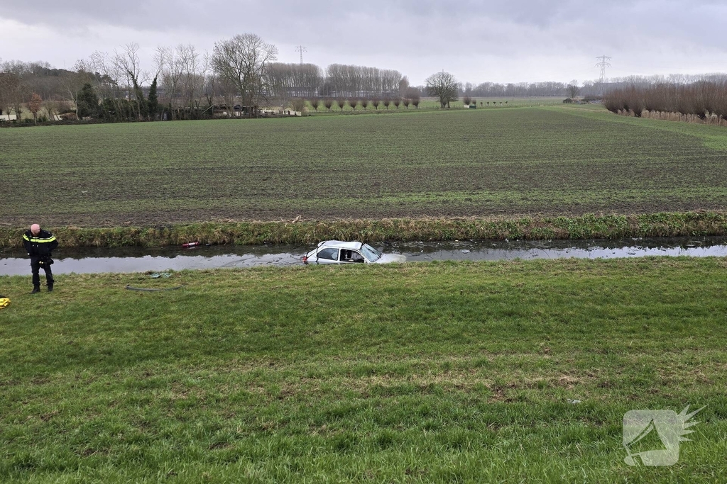 Dronken persoon rijdt van duik en word uit auto geslingerd