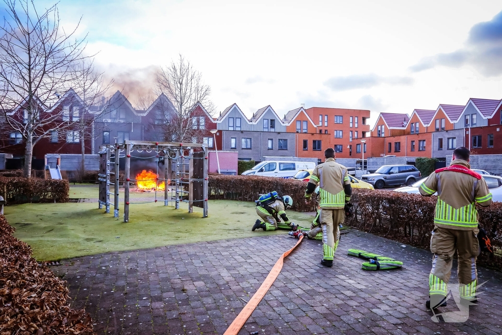 Speelhuisje in brand door vuurwerk