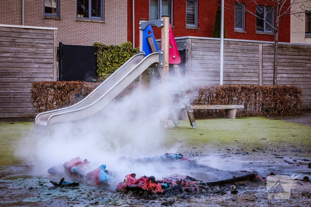 Speelhuisje in brand door vuurwerk