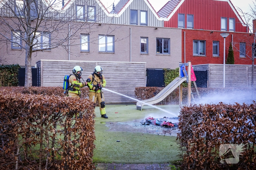 Speelhuisje in brand door vuurwerk