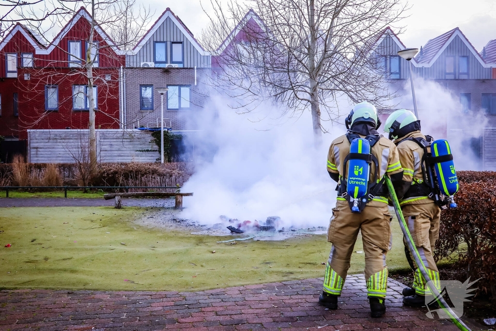 Speelhuisje in brand door vuurwerk