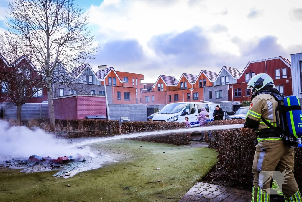 Speelhuisje in brand door vuurwerk