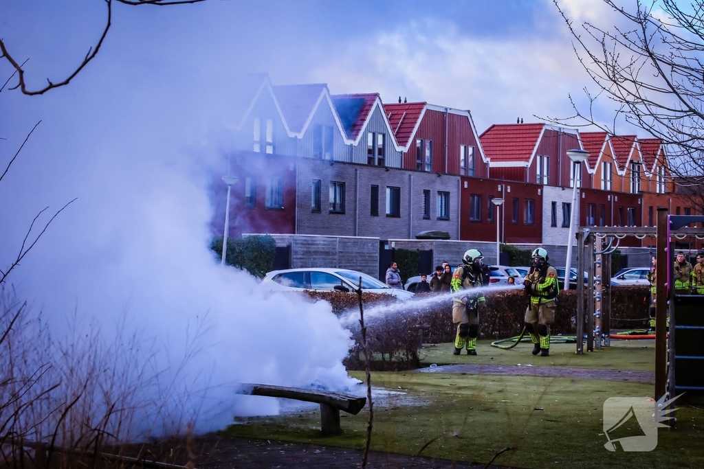 Speelhuisje in brand door vuurwerk