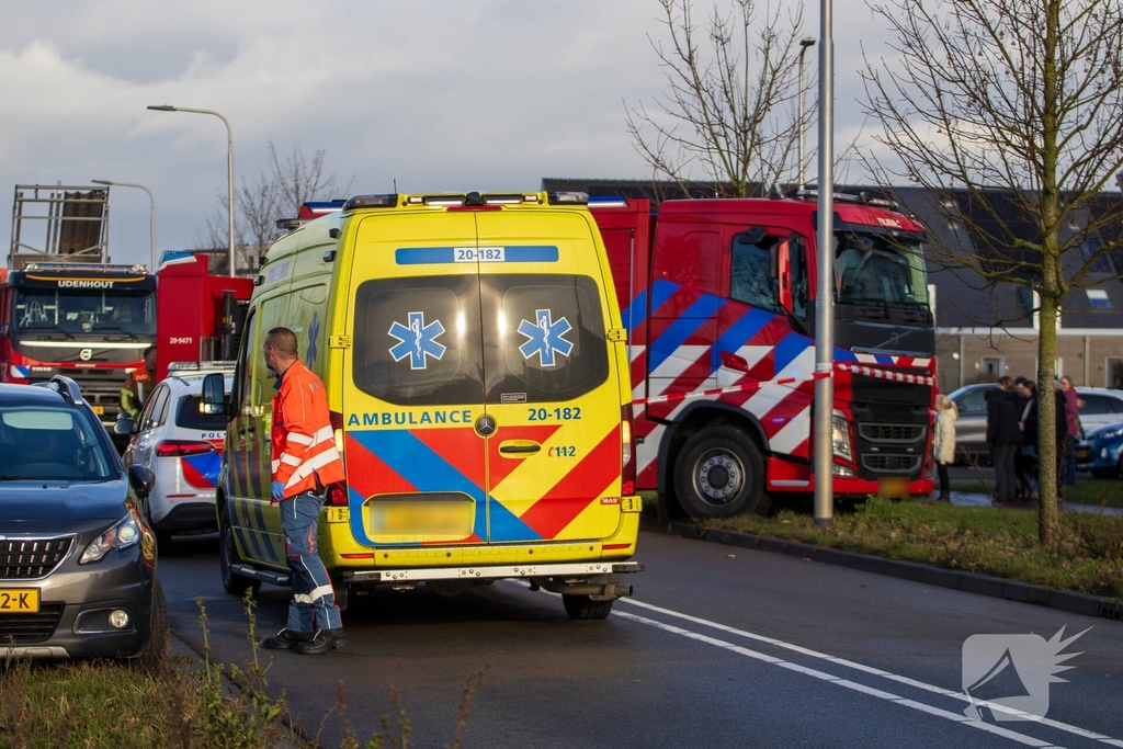 Auto op zijkant in greppel na ongeval