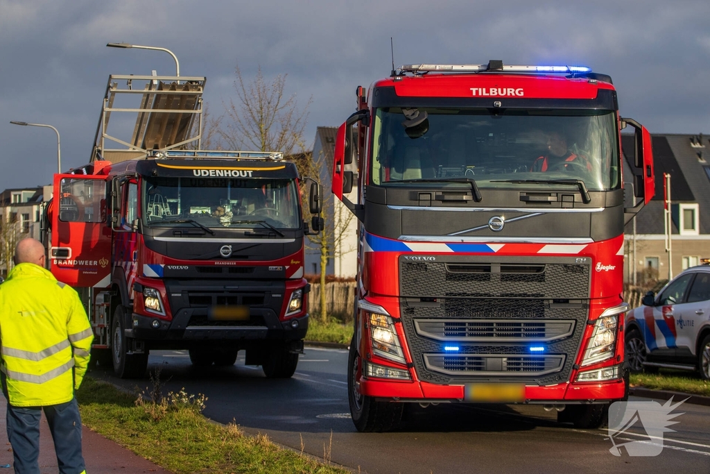 Auto op zijkant in greppel na ongeval