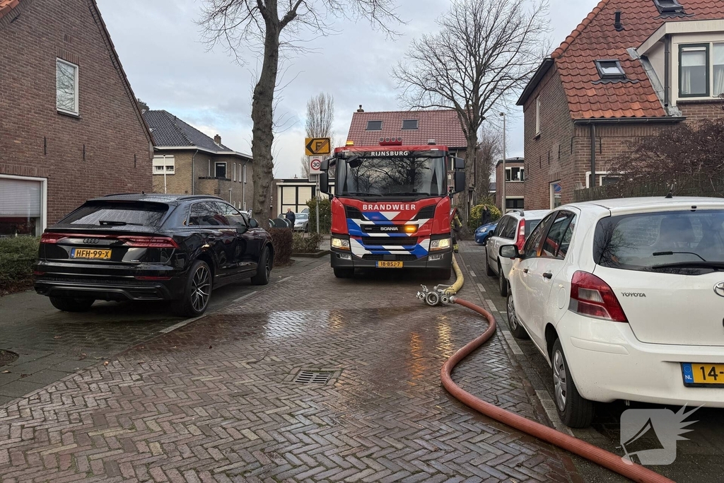 Vlammen, explosies en zwarte rook bij brand achter woning