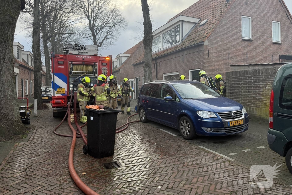Vlammen, explosies en zwarte rook bij brand achter woning