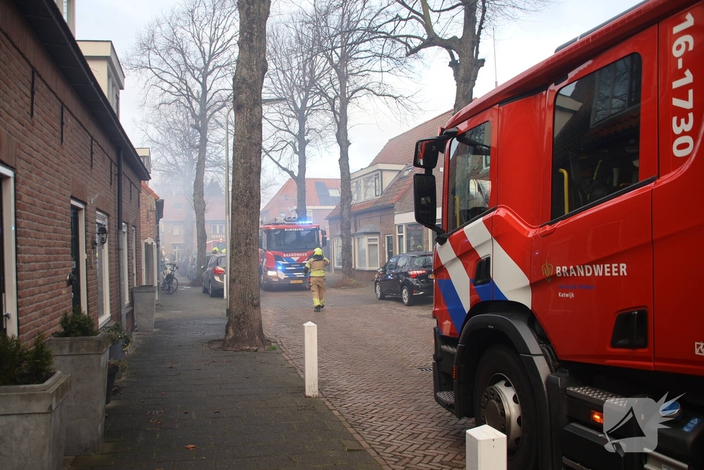 Vlammen, explosies en zwarte rook bij brand achter woning