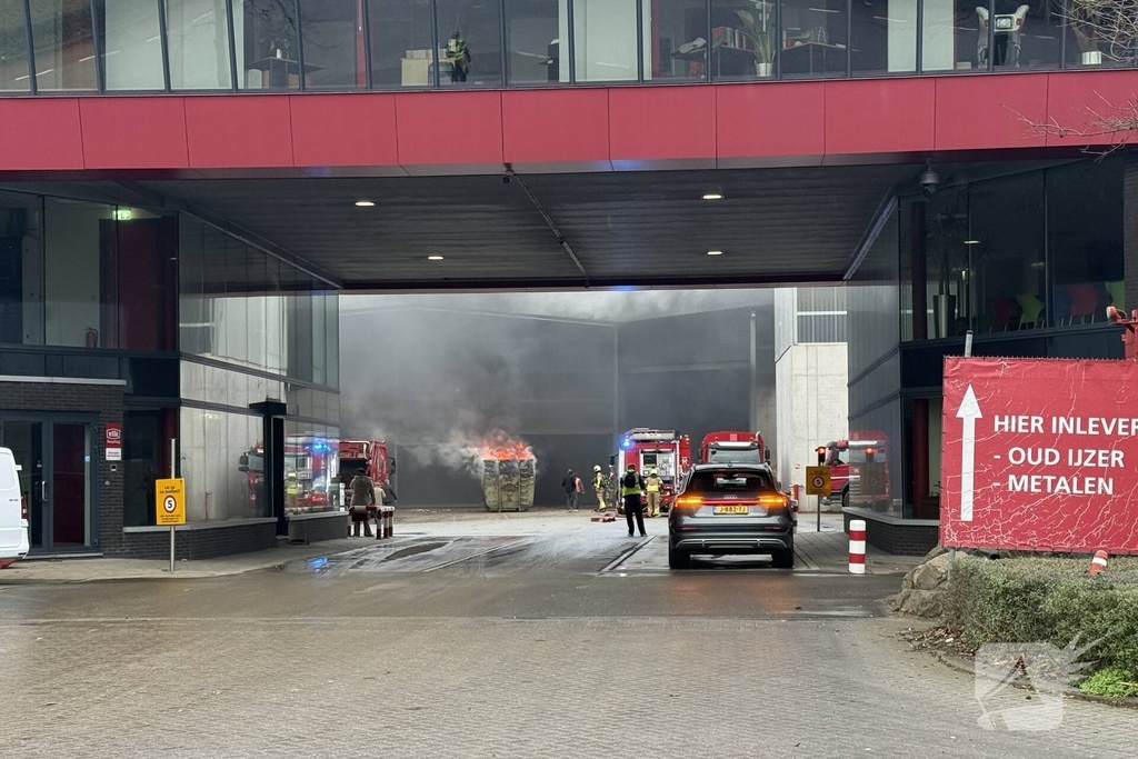 Containerbrand slaat over naar loods van recyclingbedrijf