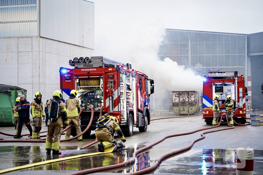 Containerbrand slaat over naar loods van recyclingbedrijf