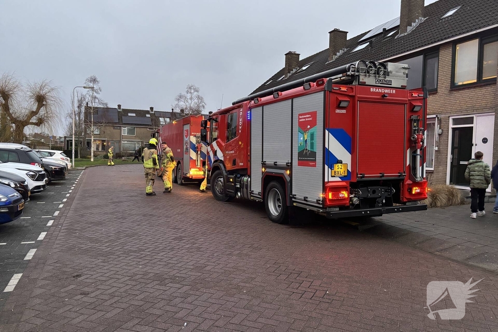 Brand in dak van woning