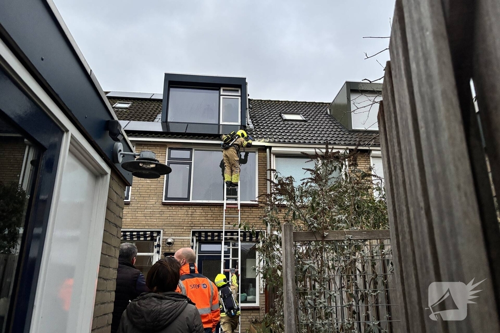 Brand in dak van woning