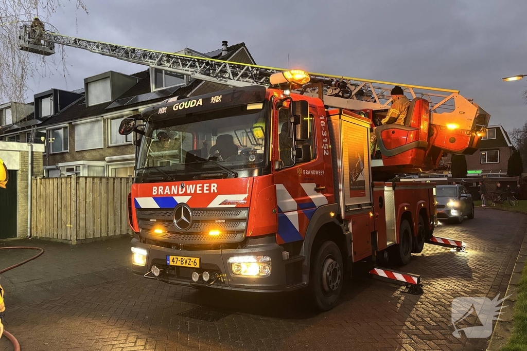 Brand in dak van woning