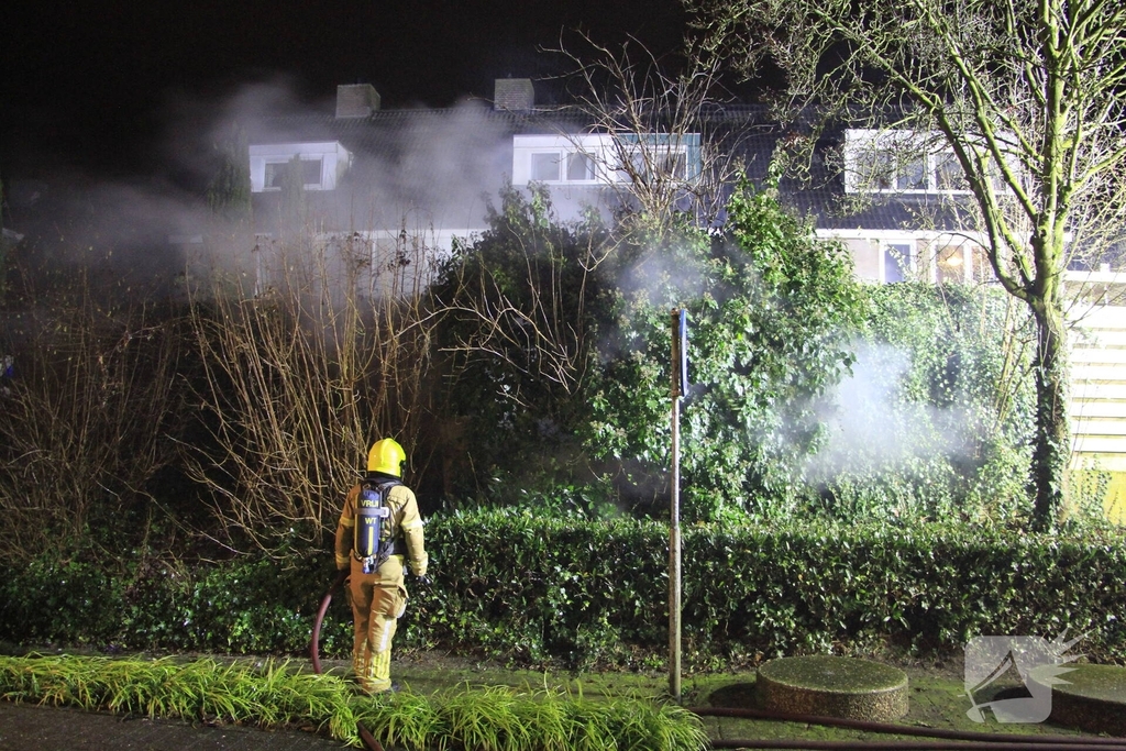 Buitenbrand beschadigt schuurtje en tuin