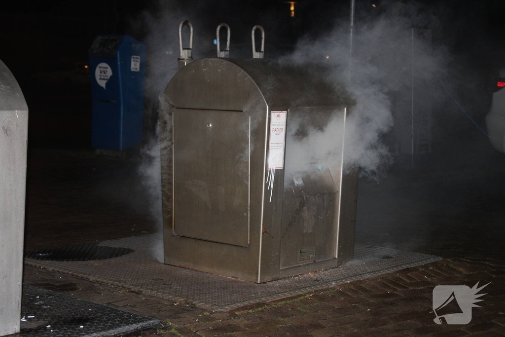 Ondergrondse papiercontainer vat vlam