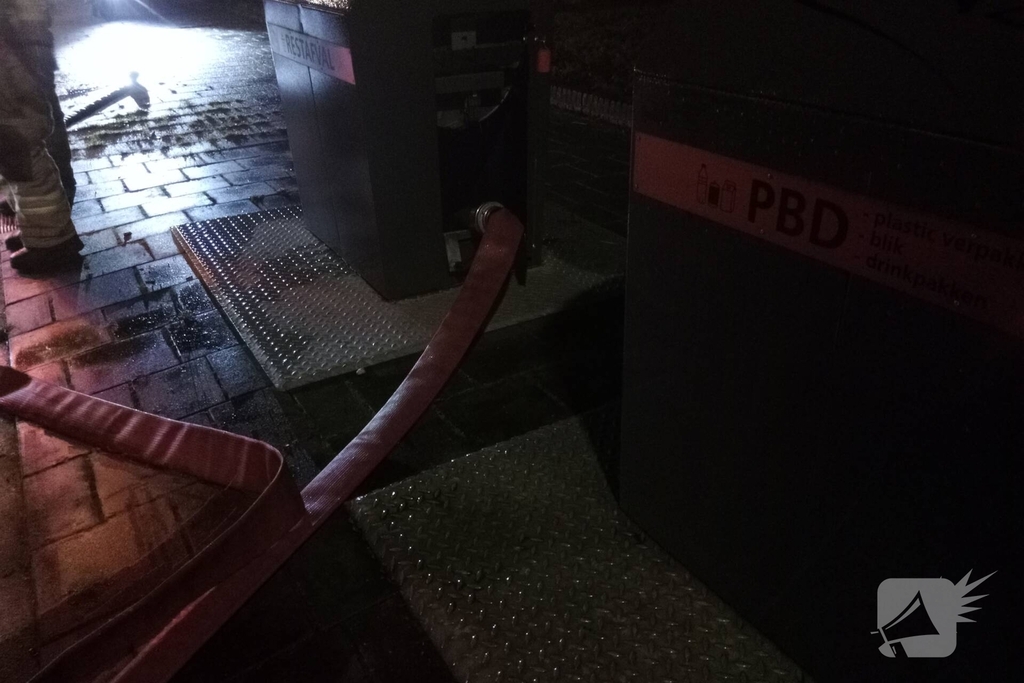 Brand in ondergrondse container snel geblust door brandweer