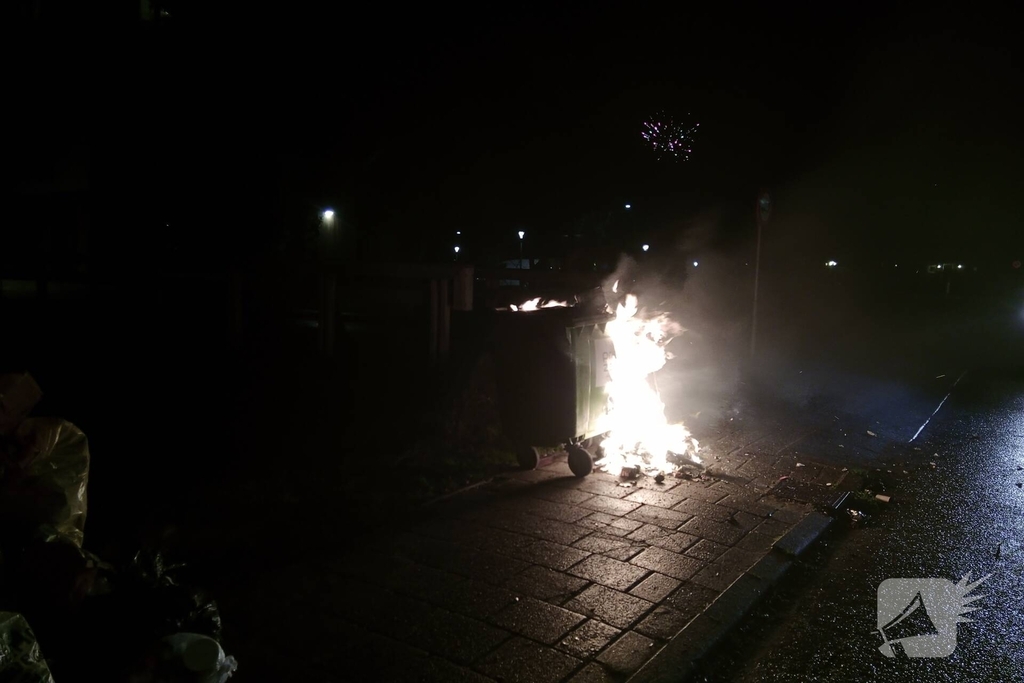 Containerbrand door grote hoeveelheid water geblust