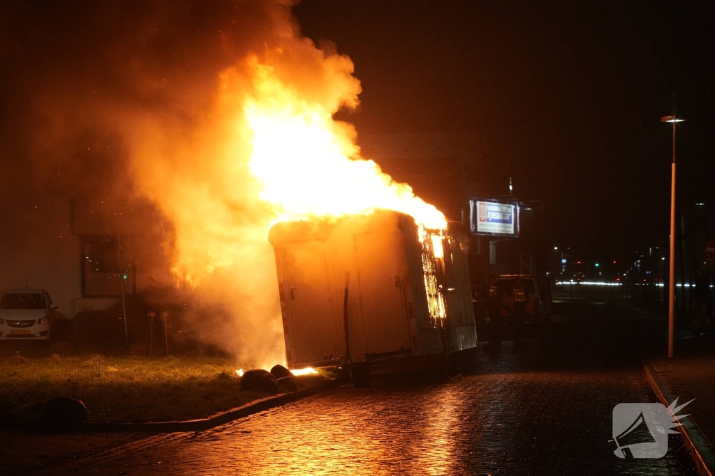 Schafkeet gaat in vlammen op, burgermeester bezoekt brandweerlieden