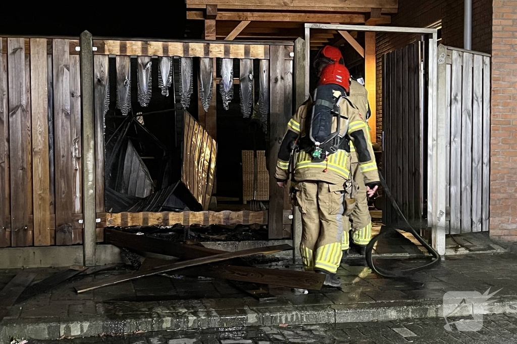 Brand verwoest schutting en vuilcontainers