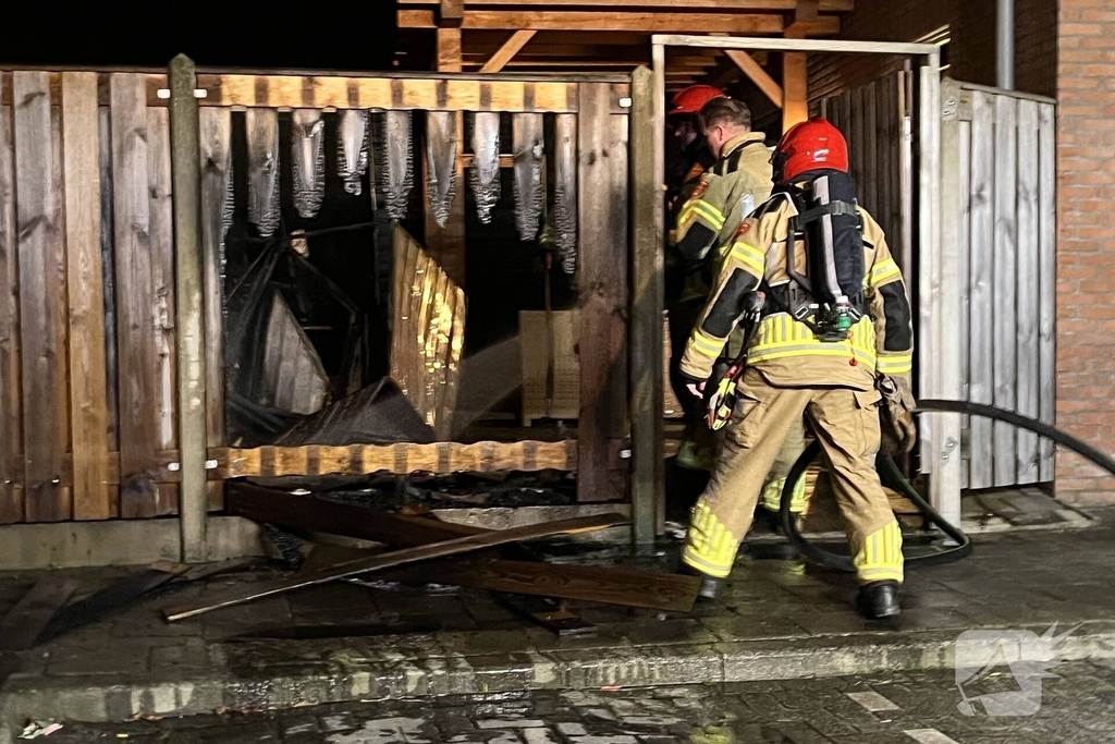 Brand verwoest schutting en vuilcontainers