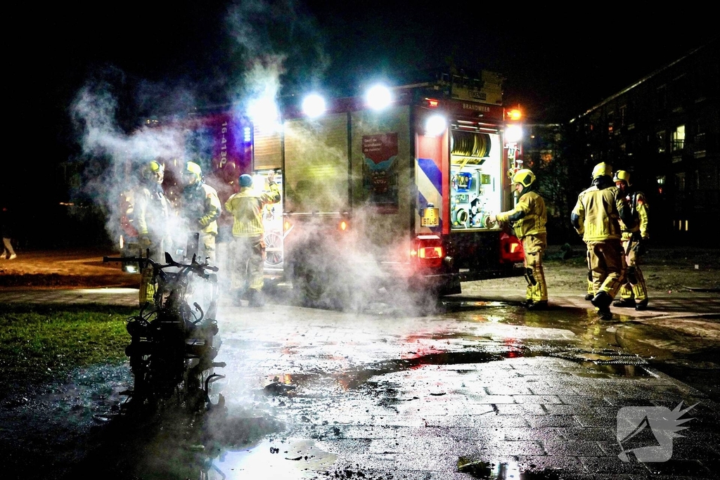Scooter volledig verwoest door brand