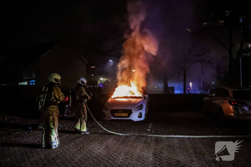 Auto volledig in brand gestoken