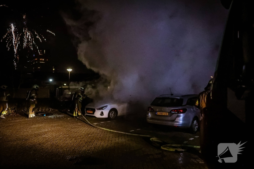 Auto volledig in brand gestoken