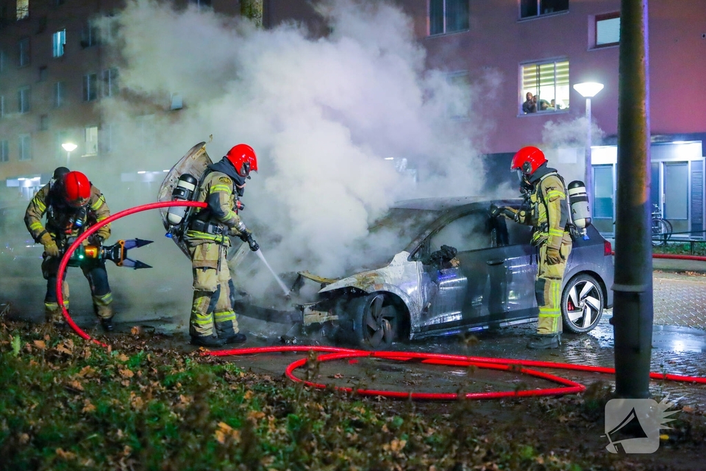 Brand in auto vermoedelijk door vuurwerk