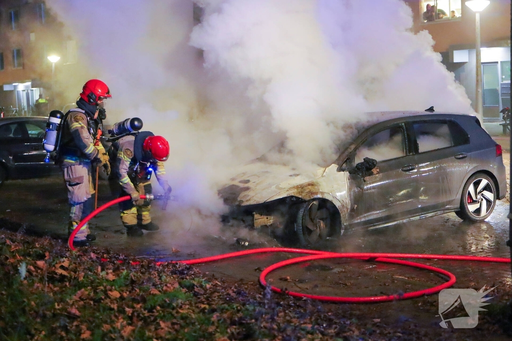 Brand in auto vermoedelijk door vuurwerk
