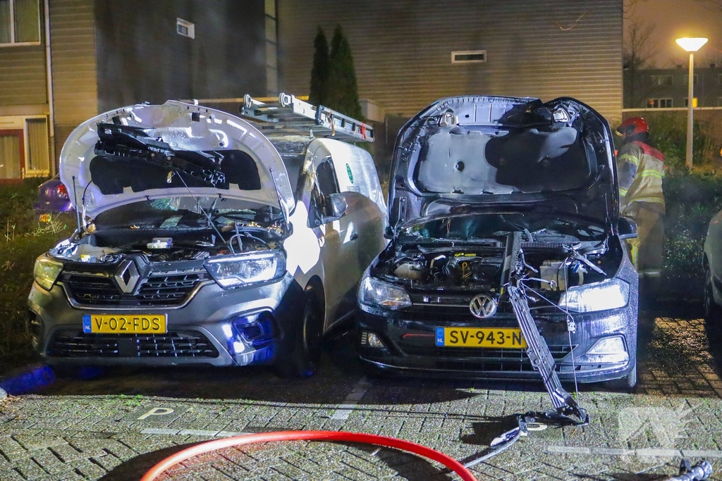 Brand tast twee geparkeerde auto's aan