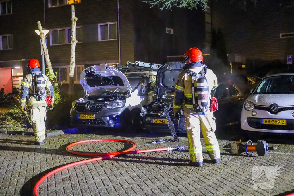 Brand tast twee geparkeerde auto's aan