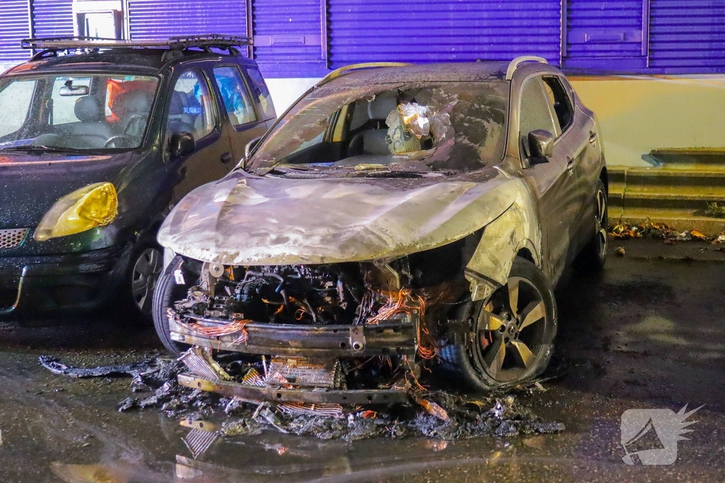Geparkeerde auto verwoest door brand