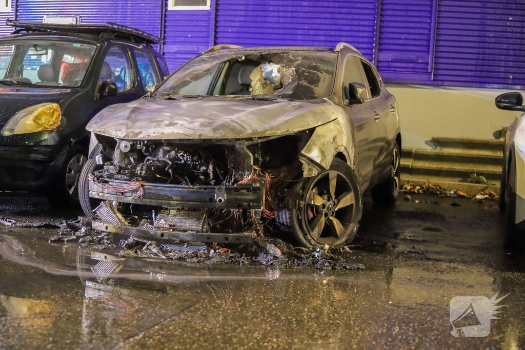 Geparkeerde auto verwoest door brand