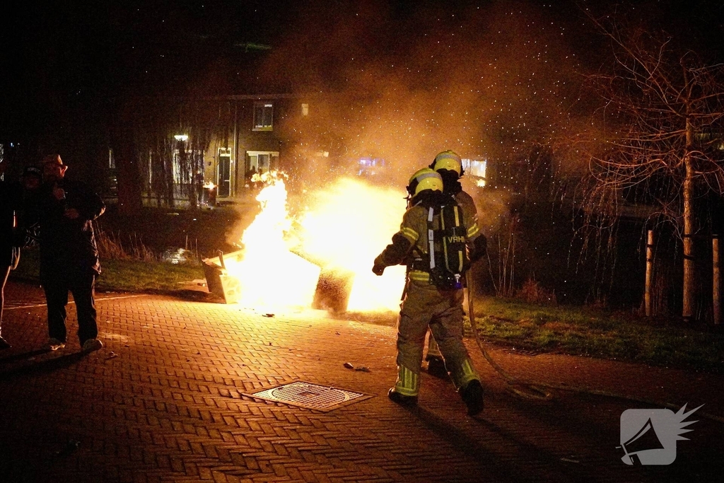 Huisraad langs de weg in brand