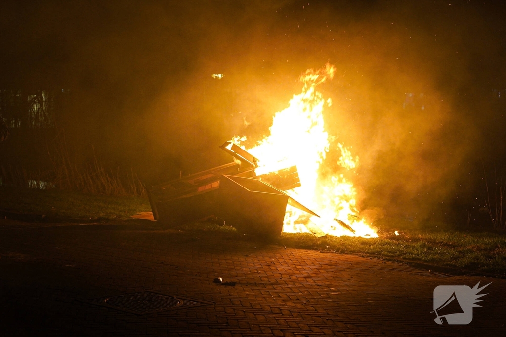 Huisraad langs de weg in brand