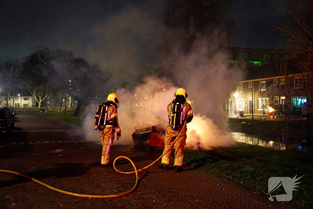 Huisraad langs de weg in brand