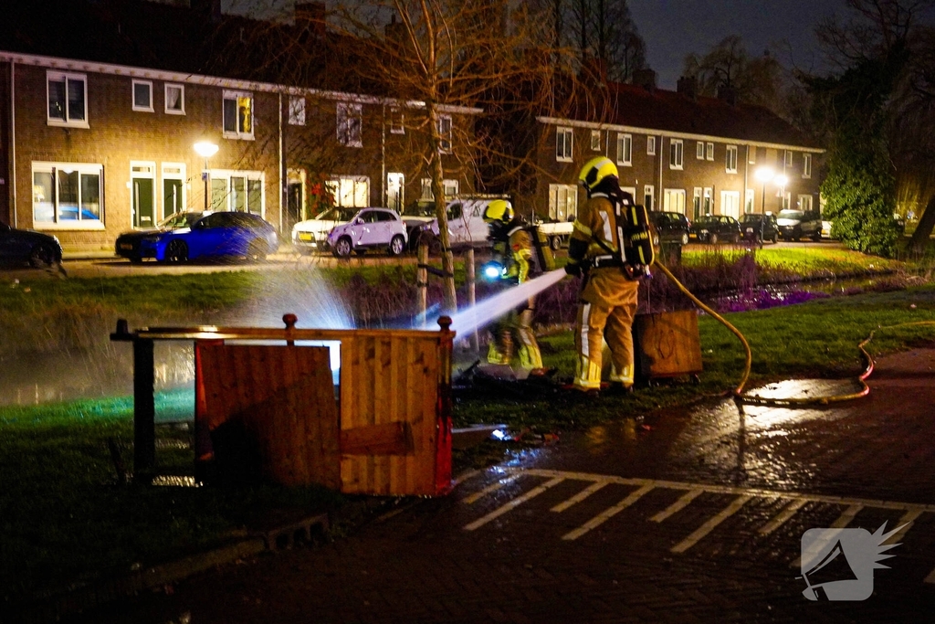 Huisraad langs de weg in brand