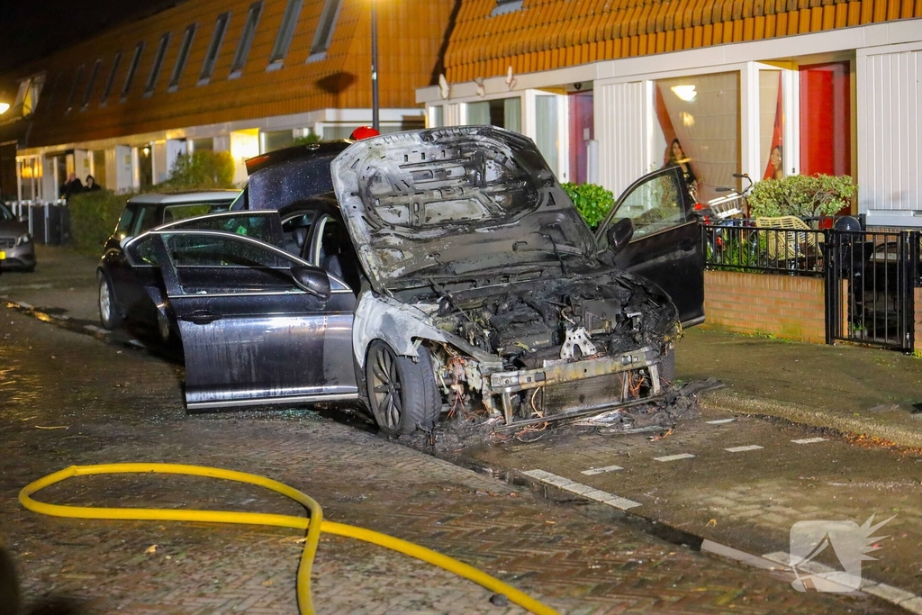 Voorzijde geparkeerde auto uitgebrand