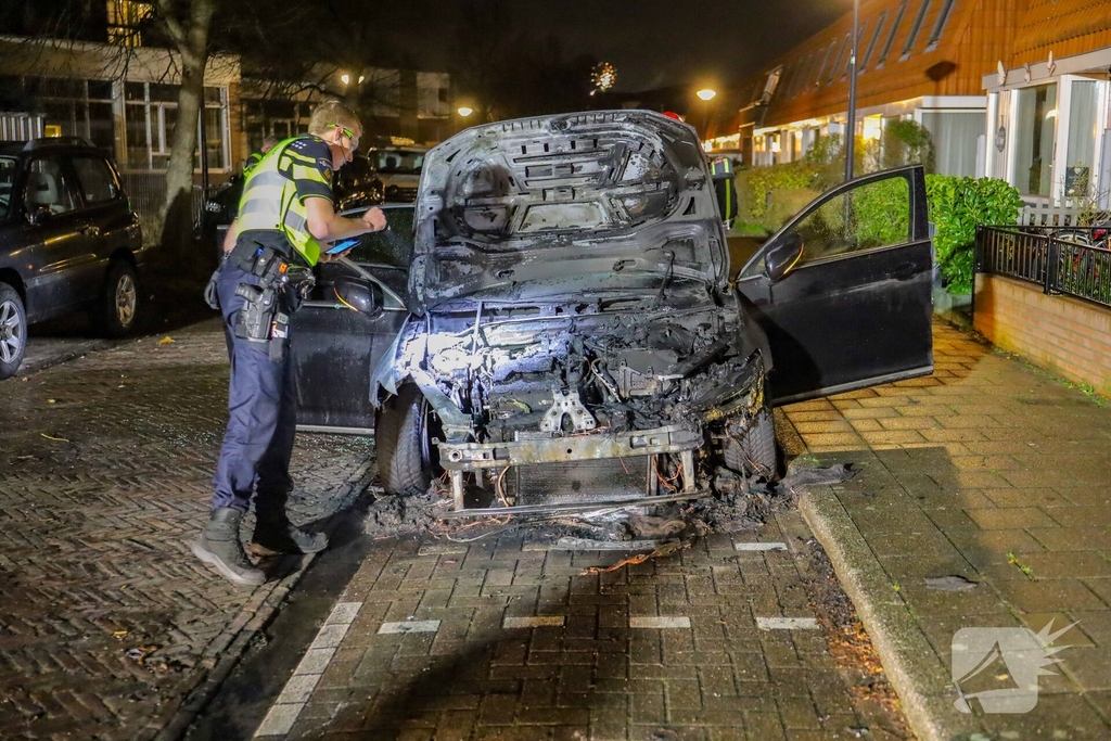 Voorzijde geparkeerde auto uitgebrand