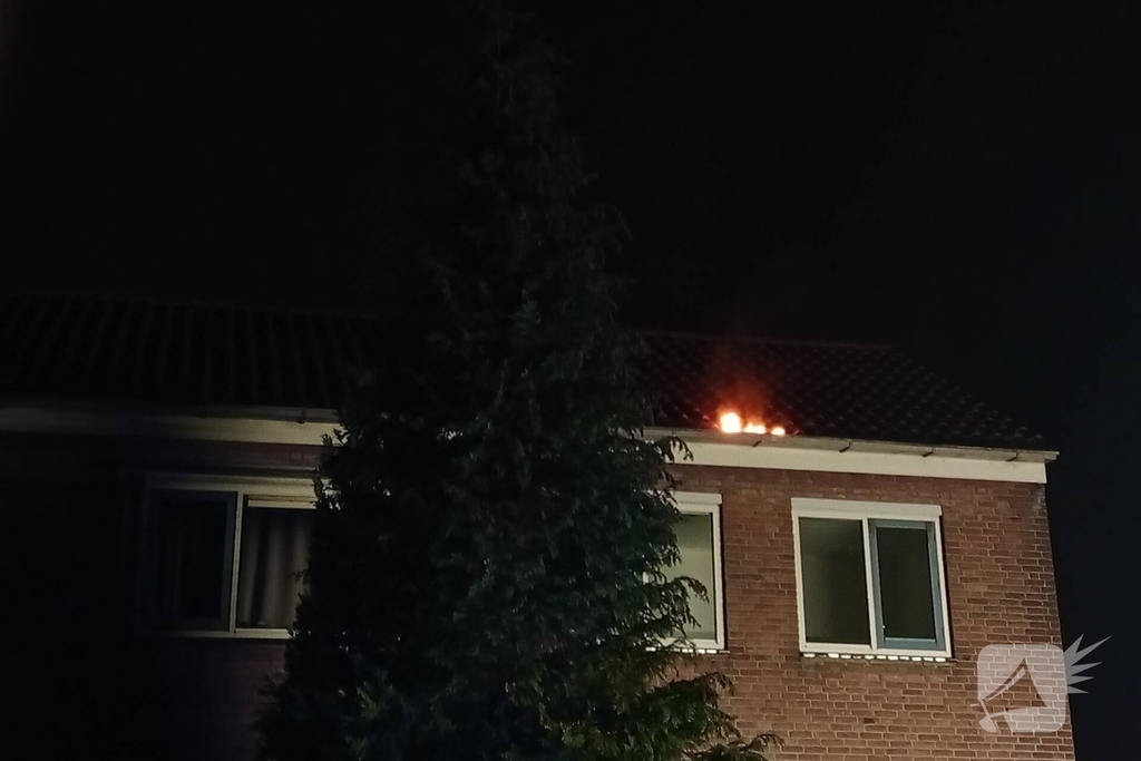 Brand in dakgoot van woning