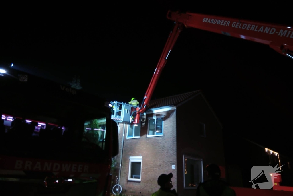 Brand in dakgoot van woning