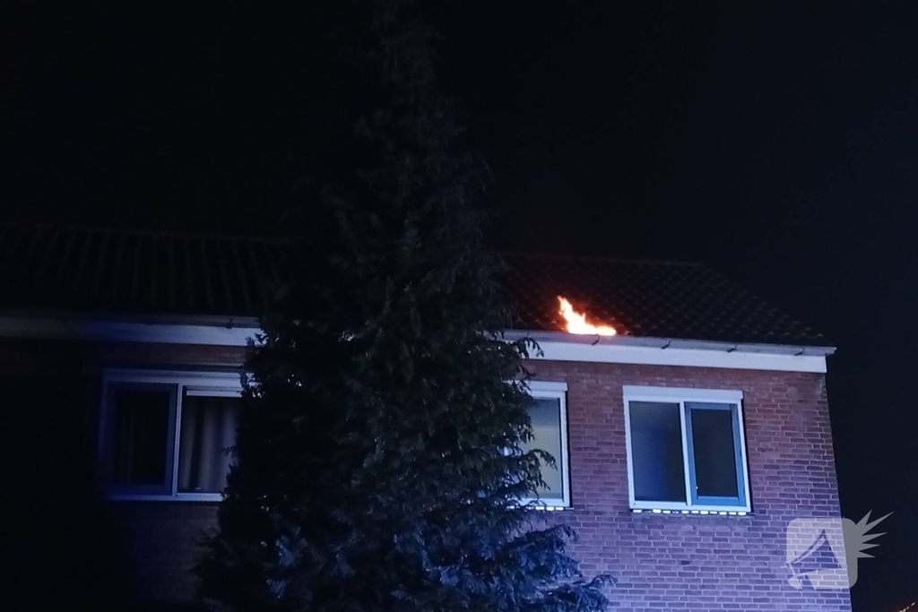 Brand in dakgoot van woning