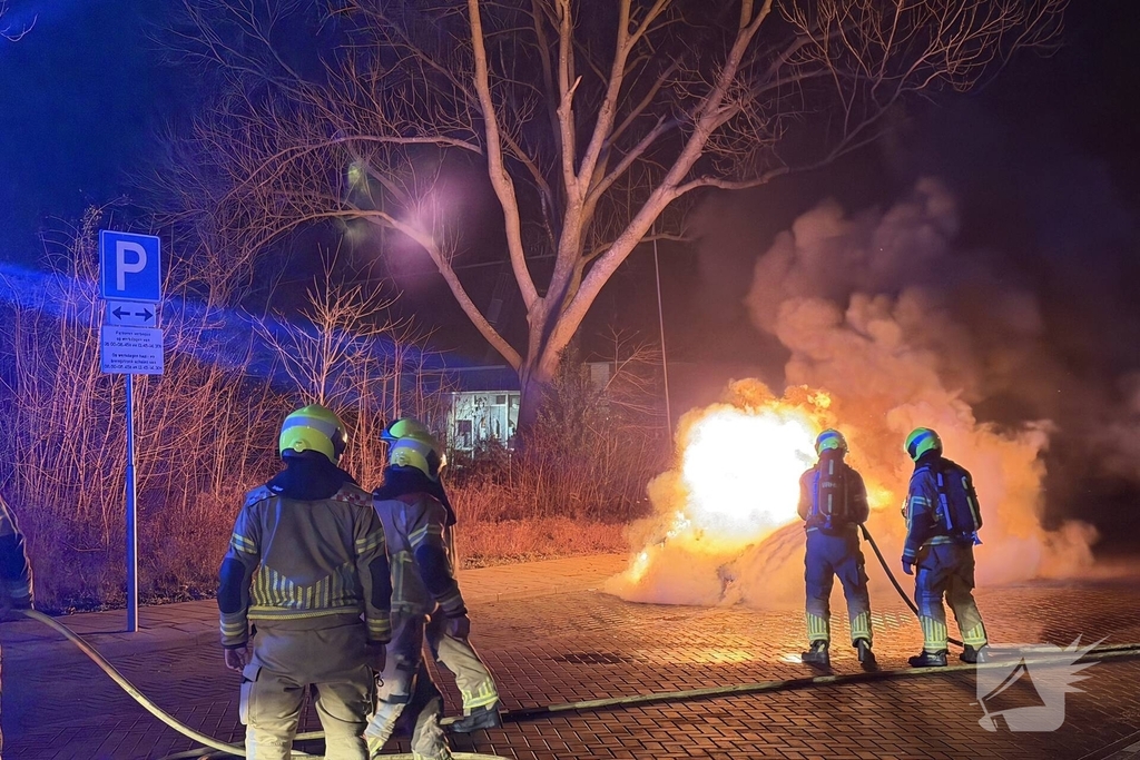 Geparkeerde personenauto in lichterlaaie