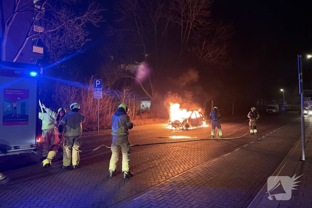 Geparkeerde personenauto in lichterlaaie