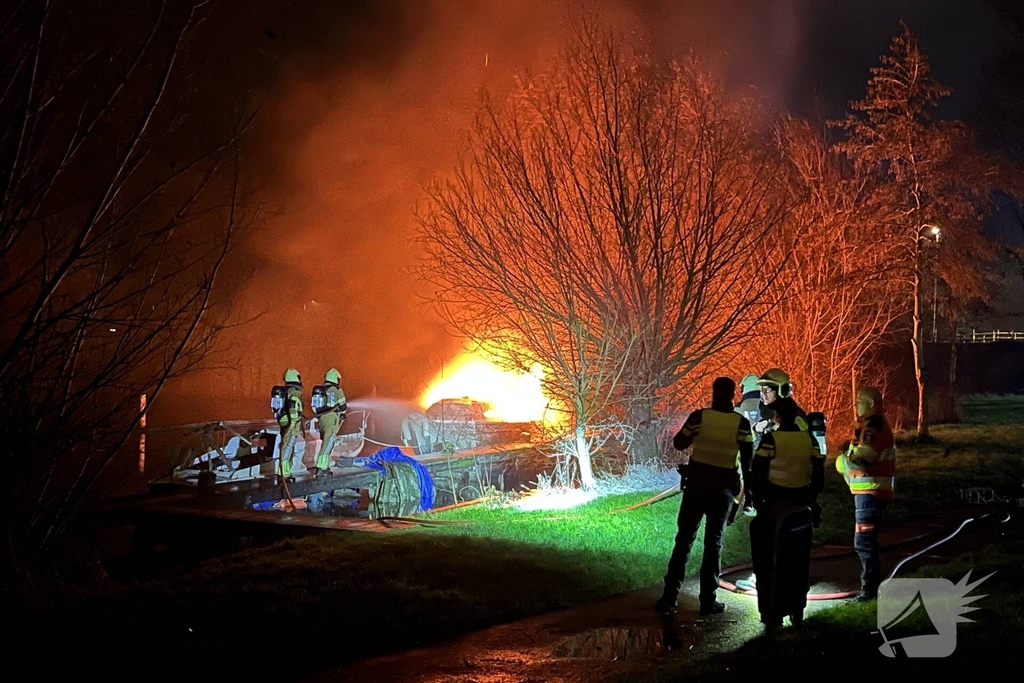 Brandweerlieden blussen brandende boot