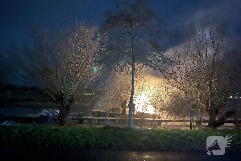Brandweerlieden blussen brandende boot