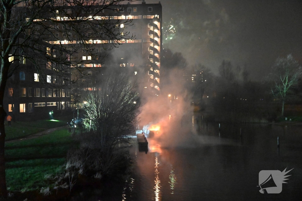 Brandweerlieden blussen brandende boot