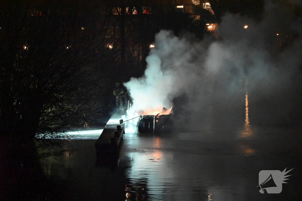 Brandweerlieden blussen brandende boot