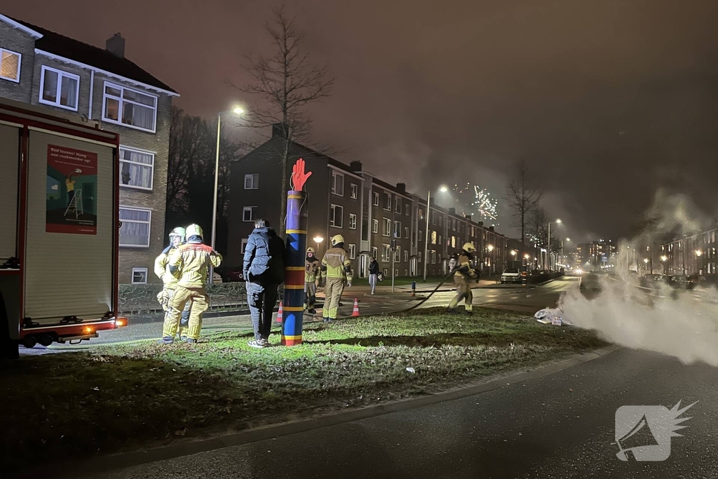 Brandweer blust brand in middenberm