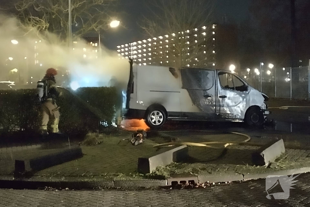 Twee voertuigen in lichterlaaie op parkeerterrein